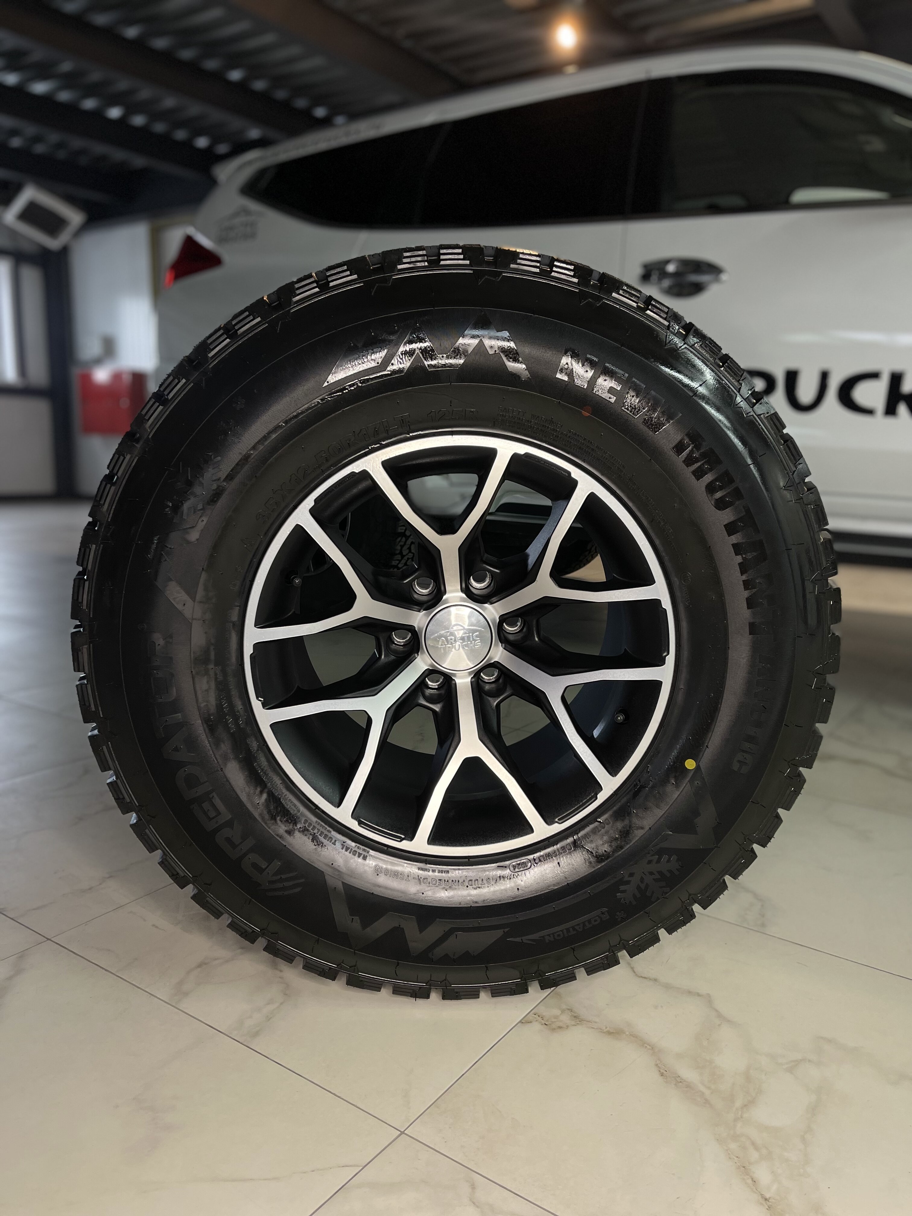 Автошина PREDATOR 35X12.50R17LT 10PR 125R New Mutant Arctic шип.